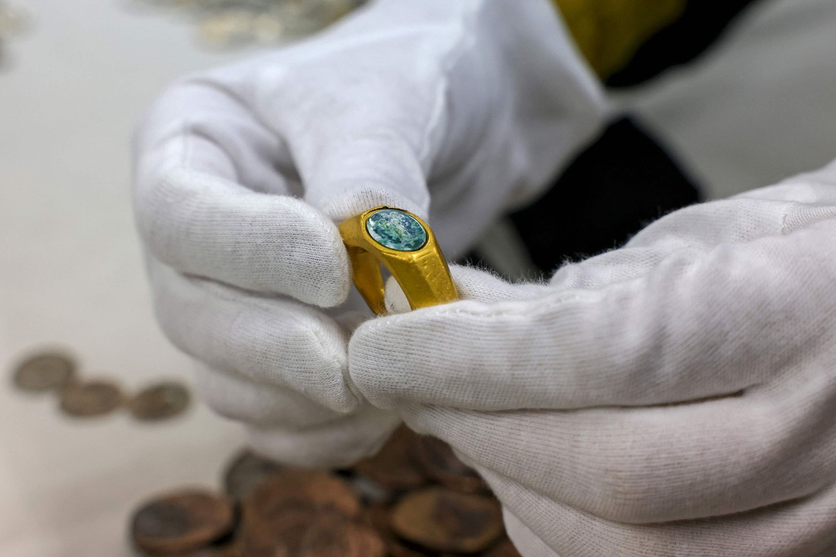 Do đó, việc một công dân La Mã giàu có đeo chiếc nhẫn như vậy cũng dễ hiểu.