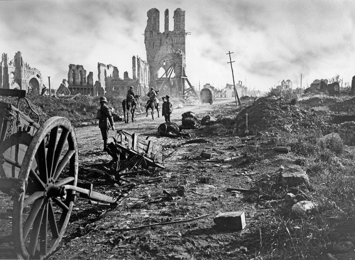 Trận Passchendaele (hay còn gọi trận Ypres lần thứ 3) diễn ra từ tháng 7/11/1917 là một trong những chiến trường khắc nghiệt nhất lịch sử. Đây là cuộc chiến giữa Đồng Minh chống lại Đế quốc Đức.