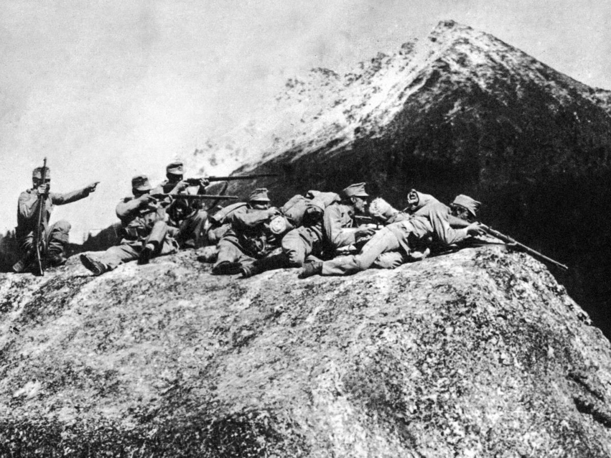 Thêm nữa, cả Italy và Đức đều sử dụng lượng lớn thuốc nổ nhằm gây thương vong lớn cho đối phương. Điều này dẫn đến nhiều vụ sạt lở núi.