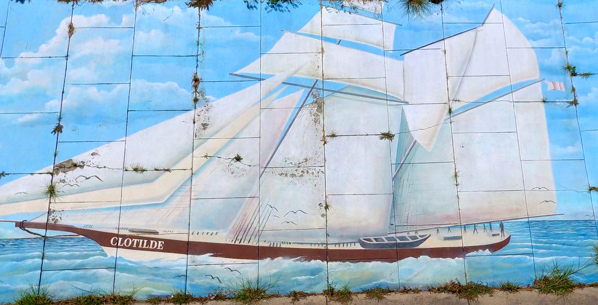 Theo các sử liệu, con tàu Clotilda có chiều dài khoảng 27,4m. Trong suốt nhiều năm, nó chuyên vận chuyển nô lệ từ một số nước đến nhiều vùng trên khắp nước Mỹ.