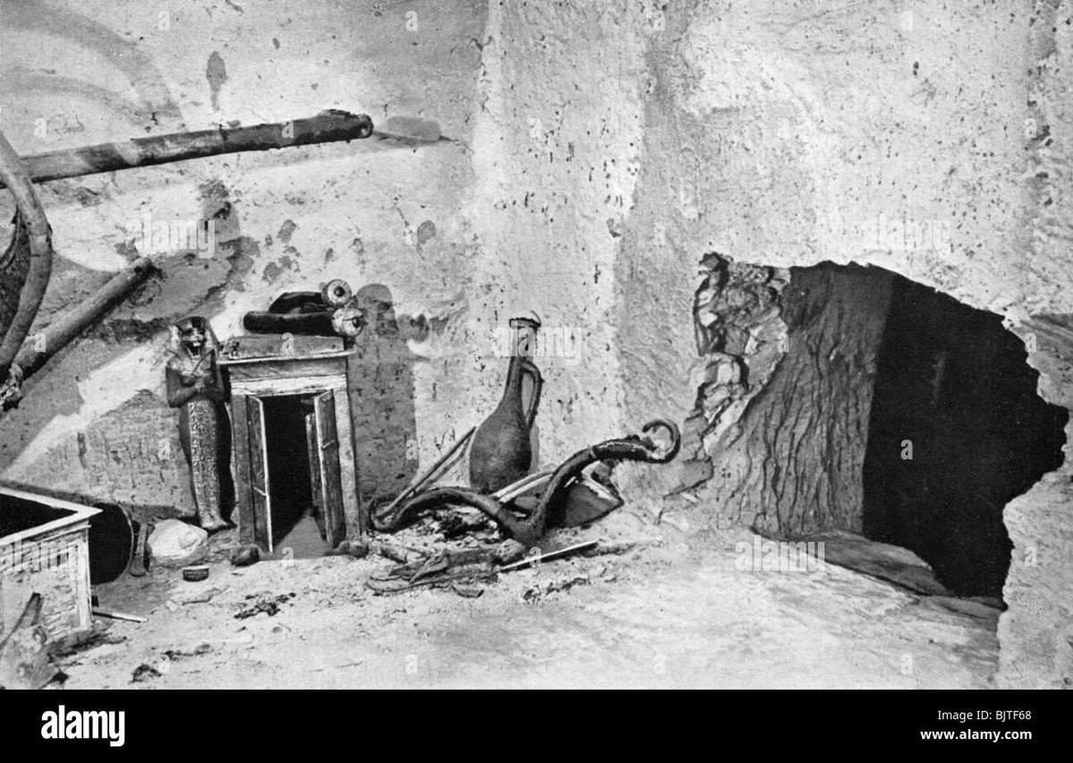 Theo một số nhà nghiên cứu lịch sử, tiếng gà gáy là "kim chỉ nam" cho những kẻ trộm mộ. Nguyên do là bởi gà gáy đồng nghĩa với việc trời sắp sáng.