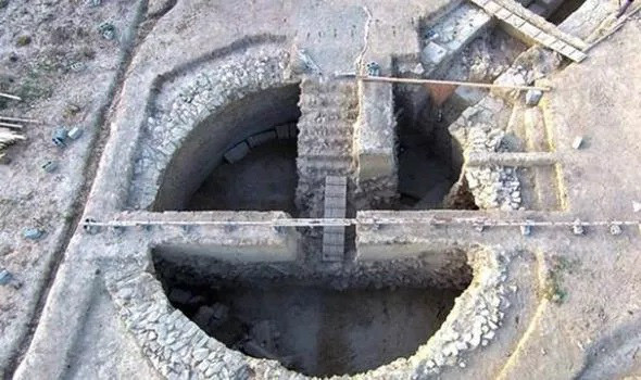 Sau nhiều kiểm tra, họ xác định đây là thi hài của một chiến binh Hy Lạp thời cổ đại. Người chiến binh này qua đời khi khoảng 30 - 35 tuổi.