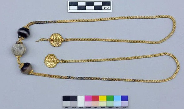 Đặc biệt, trên ngực và bụng của "chiến binh Griffin" có đặt một chiếc cốc bằng vàng. Ở sát cổ của ông có một sợi dây chuyền 2 mặt được chế tác vô cùng tinh xảo.