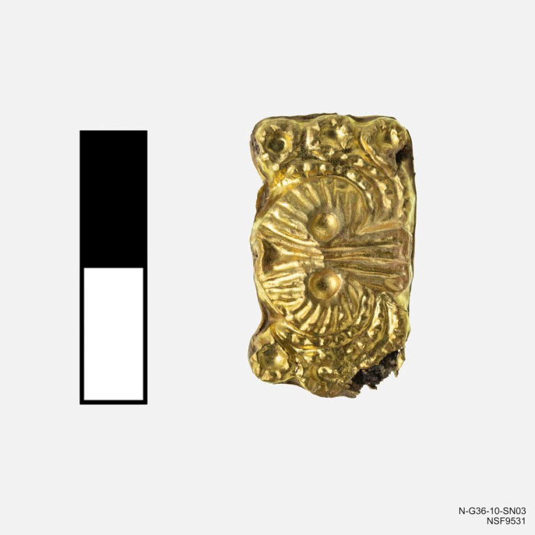 Theo nhà khảo cổ Jack Davis và Sharon Stocker thuộc Đại học Cincinnati, ngôi mộ chất đầy báu vật này cho thấy chủ nhân ngôi mộ là người giàu có và quyền lực.