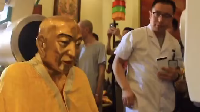 Sau 3 năm, các đệ tử sẽ chuyển di hài nhà sư ra khỏi vại. Nếu kiểm tra thấy thi hài không phân hủy thì họ sẽ phủ một loại bột nhão đặc biệt làm từ gạo lên hài cốt để tạo ra "nhục thân Phật". Lúc này, xác ướp thiền sư sẽ được đặt ở vị trí trang trọng trong chùa để nhận được sự tôn kính của các Phật tử.