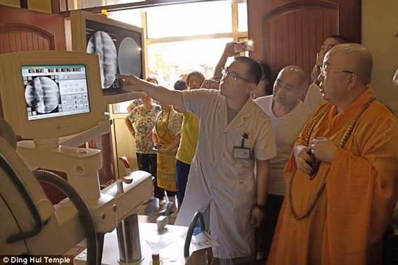 Sau khi nhà sư Từ Hiền viên tịch, các đệ tử bảo quản thi hài của ông. Sau nhiều năm, xác ướp nhà sư bị thất lạc. Đến những năm 1970, người ta tìm thấy hài cốt của nhà sư trong một hang động.