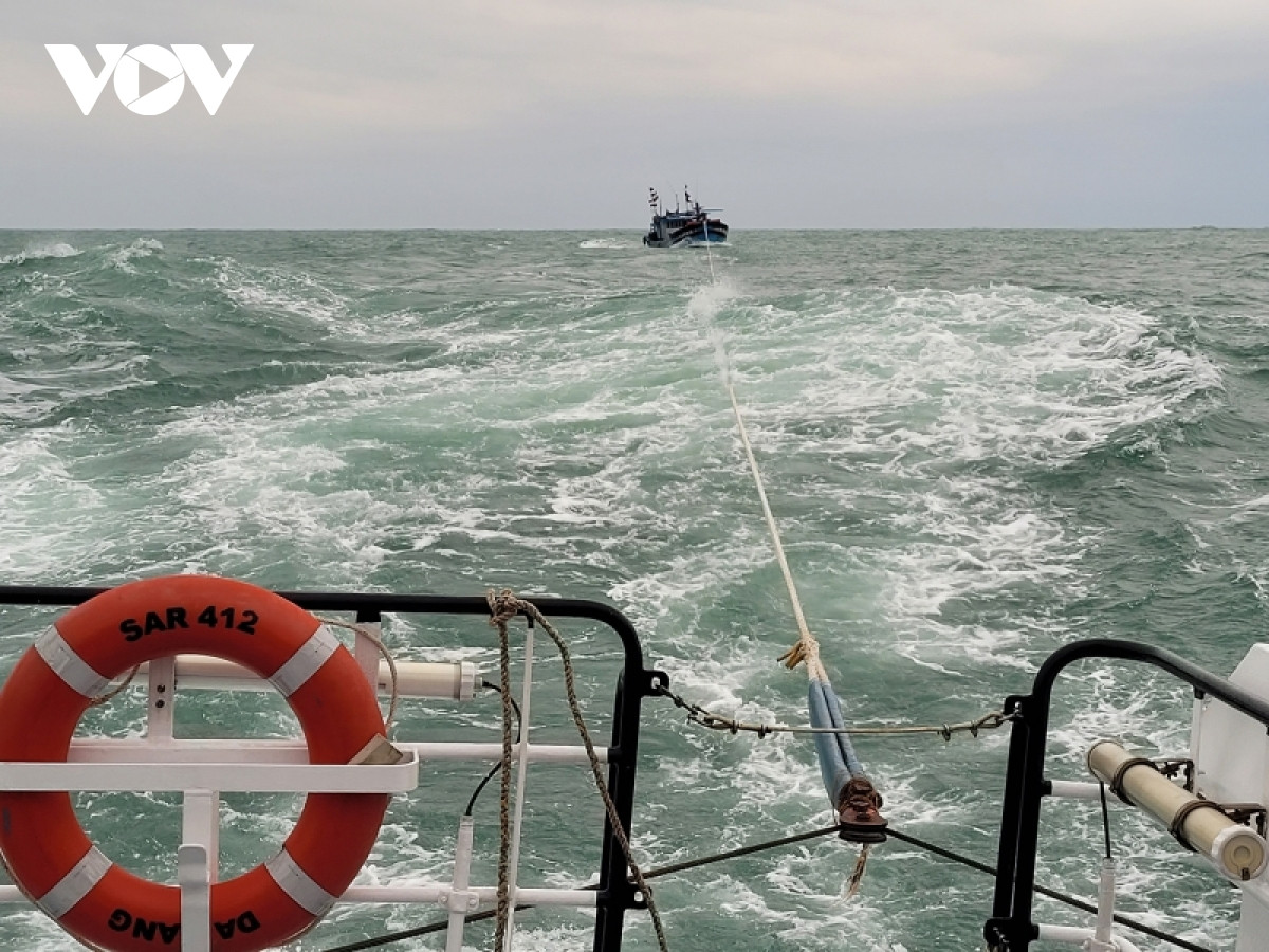 Cuu nan 11 thuyen vien tren tau ca bi tha troi tren bien