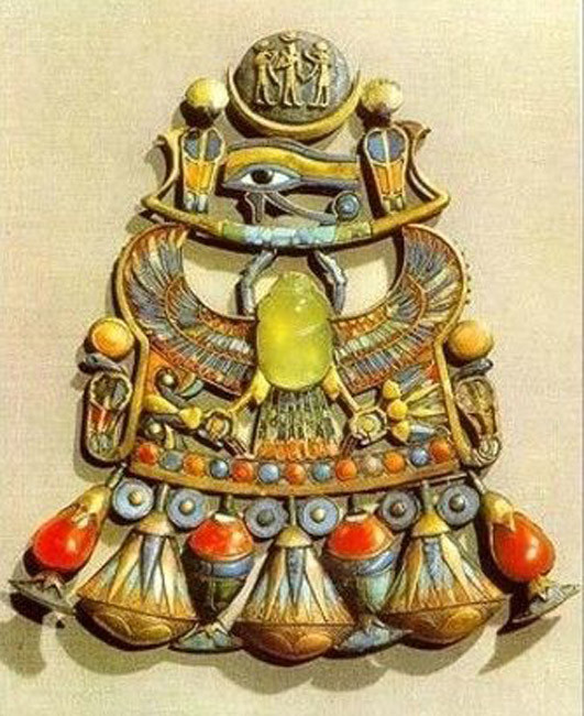 Trong cuốn nhật ký, nhà khảo cổ Carter mô tả viên đá quý trên là đá chalcedony. Tuy nhiên, vào năm 1999, các nhà địa chất tiến hành một số kiểm tra và xác định bảo vật trên thực chất được chế tác từ thủy tinh tự nhiên - thứ chỉ có thể tìm thấy ở Biển cát lớn. Khu vực này là một sa mạc nằm cách thủ đô Cairo 800 km về phía Tây Nam.