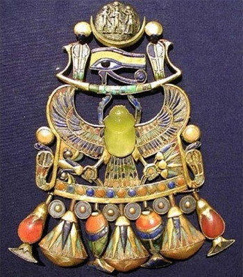 Trong số các bảo vật được tìm thấy tại nơi an nghỉ ngàn thu của pharaoh Tutankhamun, các chuyên gia đặc biệt chú ý đến viên ngọc màu xanh pha vàng hình con bọ hung dài 2,5 cm trên chuỗi ngọc đeo cổ.