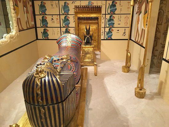 Sau những "sóng gió" đó, bà quyết định giao viên ngọc hình bọ hung cho chính phủ nhằm chấm dứt những tai ương, chết chóc liên quan đến cổ cổ vật Ai Cập.