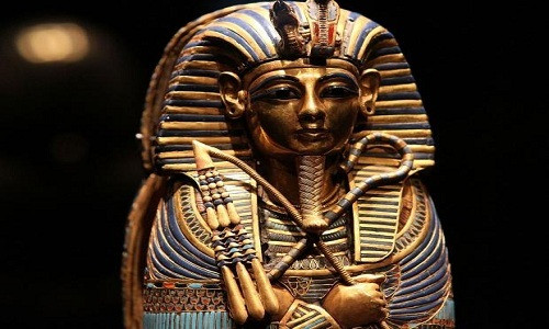 Năm 1922, lăng mộ Tutankhamun được nhóm của nhà khảo cổ học Anh Howard Carter tìm thấy trong Thung lũng các vị vua. Kể từ đây, các chuyên gia tiến hành cuộc khai quật lăng mộ nguyên vẹn này. Theo đó, các chuyên gia tìm thấy xác ướp pharaoh Ai Cập Tutankhamun được tùy táng cùng với hàng ngàn món đồ giá trị.