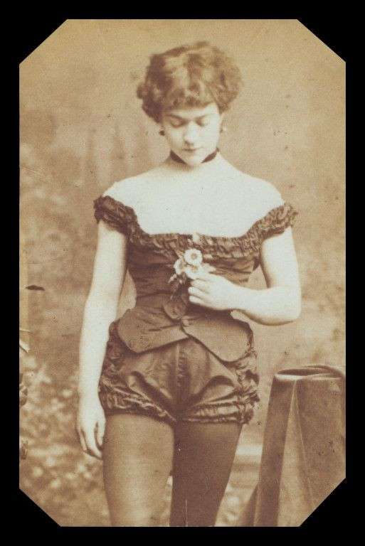 Bên trong khẩu pháo được thiết kế lò xo cao su để không phóng Rossa đi quá xa. Trong lần biểu diễn đầu tiên, Rossa được cho là đã bay 21m trên không trung trước khi đáp xuống lưới an toàn. Khán giả chứng kiến cảnh tượng đó không khỏi kinh ngạc và thán phục.