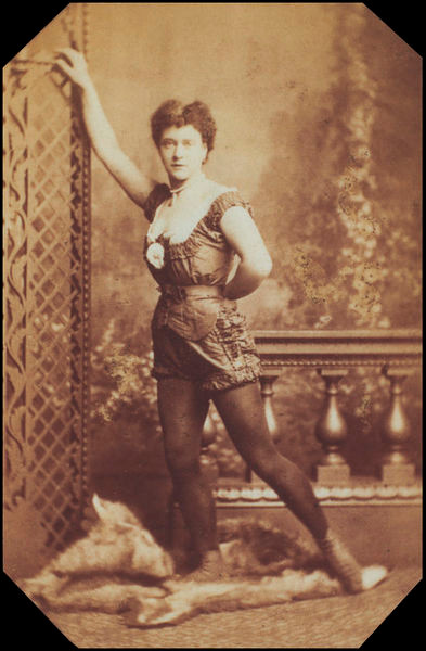 Ban đầu, khi biểu diễn "súng thần công người", nghệ sĩ biểu diễn được phóng ra từ một khẩu pháo và đáp xuống đệm khí hay tấm lưới. Về sau, khi biểu diễn ngoài trời, nghệ sĩ biểu diễn "súng thần công người" sẽ hạ cánh xuống một bể chứa nước hay hồ nước. Khi chứng kiến cảnh tượng này, khán giả vô cùng thích thú.