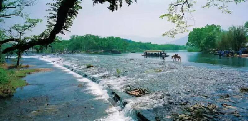 Nằm ở huyện Hưng An, phía tây bắc tỉnh Quảng Tây, Trung Quốc, kênh Linh Cừ được khởi công vào năm 214 trước Công nguyên. Công trình có tổng chiều dài gần 37 km nối sông Tương chảy vào sông Dương Tử với sông Ly chảy về sông Quế Giang và Tây Giang.