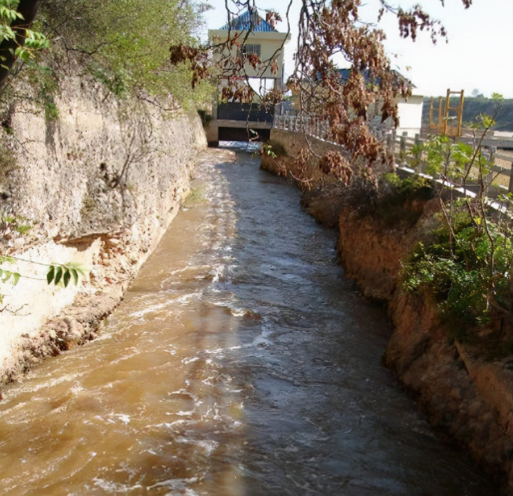 Kỳ vĩ không kém Vạn Lý Trường Thành, Tần Thủy Hoàng được đời nhớ đến khi cho xây dựng kênh Trịnh Quốc với mục tiêu chính là phục vụ hoạt động sản xuất nông nghiệp. Sau 10 năm xây dựng, công trình này hoàn thành và góp phần vào sự phát triển kinh tế của nhà Tần.