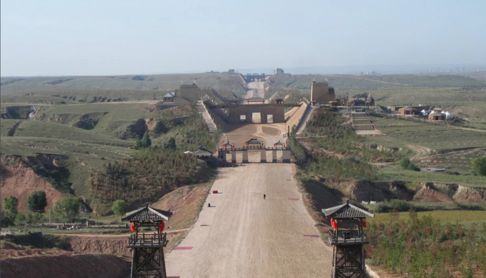 Tần Trực Đạo là tuyến đường lớn được Tần Thủy Hoàng xây dựng sau khi thống nhất thiên hạ. Khởi công vào năm 212 trước Công nguyên, công trình này có diều dài khoảng 700 km trải dài từ tỉnh Thiểm Tây và Cam Túc đến khu tự trị Nội Mông ở Trung Quốc ngày nay.