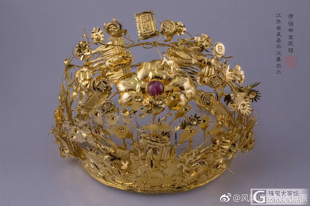 Trong số các đồ tùy táng, giới chuyên gia đặc biệt chú ý đến một chiếc vương miện bằng vàng được chế tác tinh xảo. Trên bảo vật này có khắc các chữ: "cáo mệnh", "triều quan", "ân vinh", "phụng thiên", "nhật nguyệt".