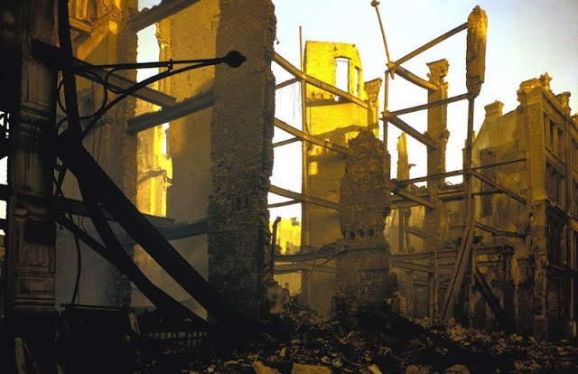 Nhiều tòa nhà ở London chỉ còn sót lại vài phần bức tường khi đối mặt với các cuộc rải bom suốt nhiều ngày đêm của kẻ thù.