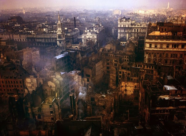 Khói bốc lên từ những đám cháy tại một số tòa nhà do trúng bom của kẻ địch.