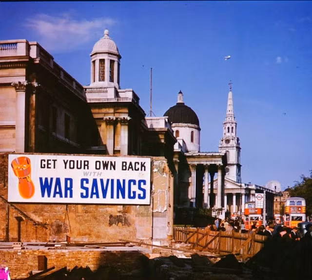 Một góc London bị thiệt hại lớn sau các cuộc ném bom của Đức quốc xã. Trùm phát xít Hitler phát động cuộc chiến với Anh nhằm chiếm đóng nước này, bành trướng lãnh thổ.