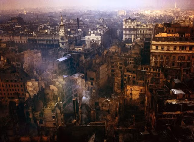 Khói bốc lên từ những đám cháy tại một số tòa nhà do trúng bom của kẻ địch.