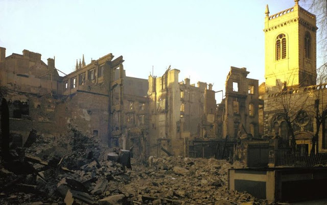 Một tòa nhà ở London bị phá hủy hoàn toàn do trúng bom đạn của Không quân Đức quốc xã.