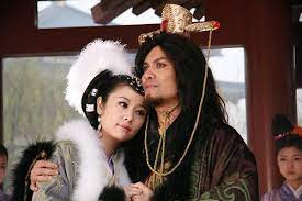 Theo sử sách, Đát Kỷ hay còn gọi là Tô Đát Kỷ, là con gái của Ký Châu hầu Tô Hộ. Mỹ nhân này sở hữu nhan sắc diễm lệ với mũi cao, da trắng, miệng chúm chím như hòa đào, môi đỏ, giọng nói nhẹ nhàng.