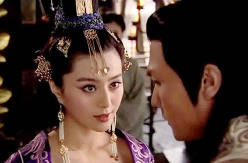 Vì không vừa mắt với một viên quan xem tinh tượng, Đát Kỷ cho người bắt giam và trói người này vào chiếc cột nung đỏ. Theo đó, nạn nhân bị bỏng nặng.