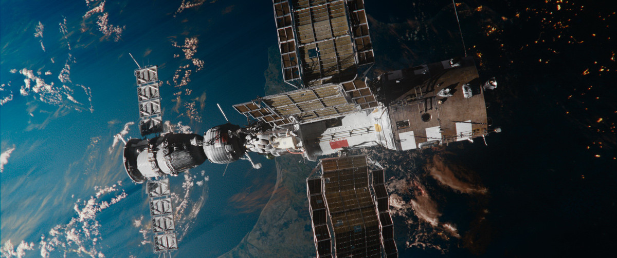 Theo lời kể của các phi hành gia, những sinh vật lạ tỏa ra vầng hào quang ở quanh đầu.