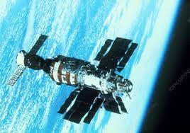 Sau khi mây tan, nhóm phi hành gia người Liên Xô nhìn thấy phía bên kia cửa sổ có 7 sinh vật lạ trông giống con người nhưng vóc dáng to lớn hơn và có đôi cánh ở sau lưng.