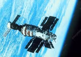 Sau khi mây tan, nhóm phi hành gia người Liên Xô nhìn thấy phía bên kia cửa sổ có 7 sinh vật lạ trông giống con người nhưng vóc dáng to lớn hơn và có đôi cánh ở sau lưng.