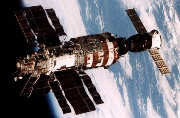 Đó là các phi hành gia nhìn thấy một đám mây màu cam phát sáng kỳ lạ bất ngờ xuất hiện bên ngoài trạm vũ trụ Salyut-7 vào năm 1985.