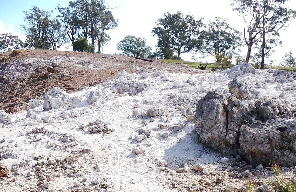 Đây là một phần của khu vực địa chất có niên đại 235 triệu năm tuổi. Khi một phần bị cháy hết, ngọn lửa sẽ lan sang phần tiếp theo. Do ngọn lửa nằm sâu khoảng 30m dưới lòng đất - nơi oxy hạn chế nên tốc độ cháy rất chậm.