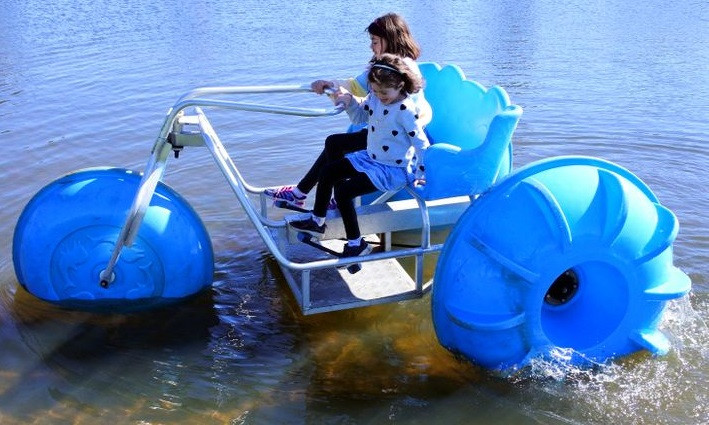 Ngày nay, xe 3 bánh chạy trên mặt nước xuất hiện phổ biến khi được các nhà khoa học cải tiến với nhiều thay đổi lớn. Nhờ vậy, người dân có thể sử dụng phương tiện này để đi qua sông, hồ và chơi trên các bãi biển một cách dễ dàng.