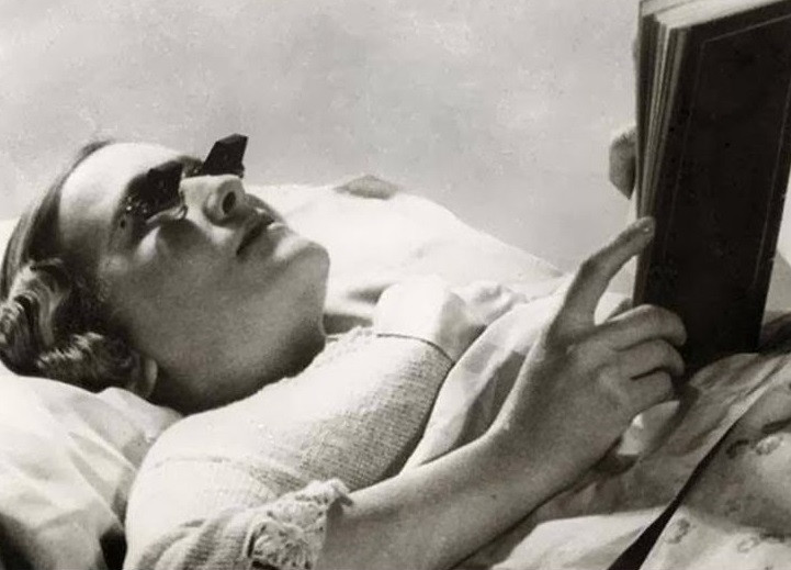 Kính đọc sách trên giường được phát minh vào những năm 1930. Sáng chế này có tên gọi kính Hamblin hay còn gọi là kính lười biếng. Nó được giới thiệu vào năm 1936 với mục đích là để làm cho việc đọc sách khi nằm ở trên giường trở nên dễ dàng hơn.