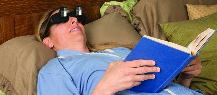 Dưới sự phát triển của khoa học kỹ thuật, các nhà nghiên cứu đã có những cải tiến và giới thiệu tới công chúng những mẫu kính đặc biệt giúp bạn đọc có thể đọc sách khi nằm trên chiếc giường êm ái.