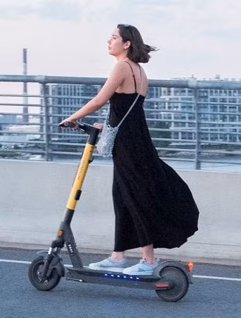 Các nhà khoa học đã thực hiện nhiều cải tiến giúp sáng chế này được khách hàng ưa chuộng. Vì vậy, những chiếc xe Scooter điện hiện được sử dụng rộng rãi ở nhiều nước trên thế giới.