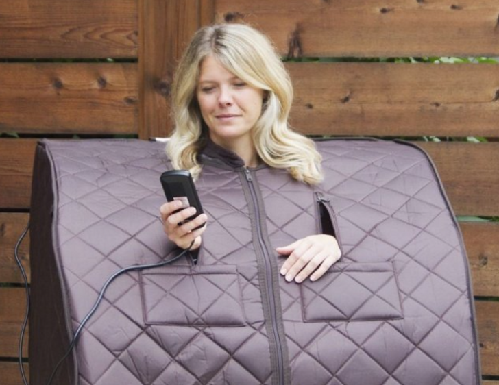 Ngày nay, các bộ đồ xông hơi khô di động khá phổ biến khi được nhiều người mua về sử dụng tại gia đình thay vì đến các phòng xông hơi đông người.