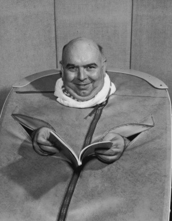 Phòng xông hơi cá nhân được phát minh từ rất sớm. Vào năm 1955, sáng chế này được giới thiệu tới công chúng. Khi sử dụng nó, người dùng có thể đọc sách.