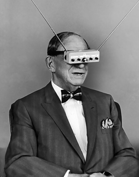 Một thiết bị tương tự như tai nghe thực tế ảo (VR) đã được Hugo Gernsback chế tạo ngay cả khi nó chưa được sản xuất. Ông đã phát minh ra kính xem truyền hình vào năm 1936. Tuy nhiên, vào thời điểm đó, sáng chế này được coi là phi thực tế.