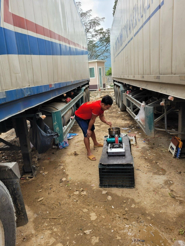 Cua khau Chi Ma thong quan nho giot, hang hoa ton dong nhieu-Hinh-4