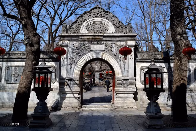 Điển hình là việc mọi cây cột trong phủ của Hòa Thân đều làm từ Kim Tơ Nam Mộc (Nam Mộc Tơ Vàng). Đây là một loại gỗ quý đặc biệt quý hiếm với vân gỗ tựa như sợi tơ màu vàng. Loại gỗ này từng được sử dụng để xây dựng Tử Cấm Thành.