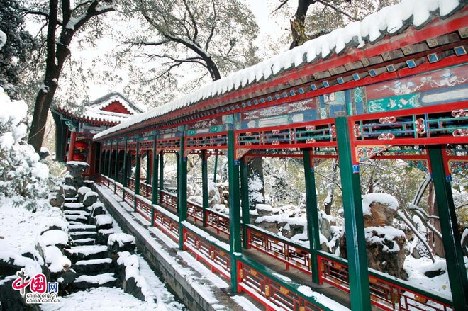 Ba tòa lầu nối liền Đông Tây. Trong đó, Thọ Xuân lầu nổi tiếng nhất nằm ở giữa có hơn 40 gian phòng. Hậu hoa viên kết hợp phong cách kiến trúc Đông - Tây tuyệt đẹp.