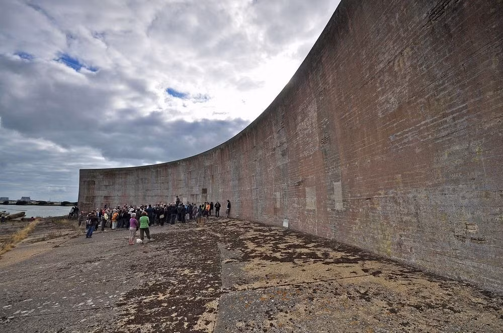 "Bảo bối" của Anh thường cao khoảng 6 - 9m. Gương phản xạ âm thanh có thể thu được âm thanh cách đó khoảng 32 km.