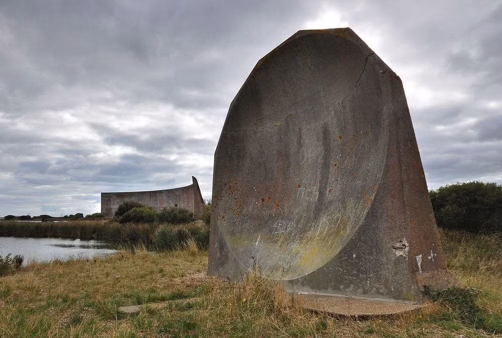 Sau khi thu được âm thanh từ máy bay địch thông qua gương phản xạ âm thanh, nhân viên mặt đất sẽ phân tích những dữ liệu thu được. Sau đó, họ sẽ liên lạc về trung tâm chỉ huy để báo cáo về hướng đi của máy bay.