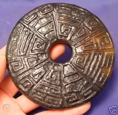 Trước thông tin này, một số người tin đó là bằng chứng người ngoài hành tinh từng đến Trái đất. Tuy nhiên, số khác cho rằng điều này khó kiểm chứng hoặc chỉ là một trò đùa. Dù vậy, nhiều chuyên gia vẫn cố gắng giải mã bí ẩn về số đĩa đá này.