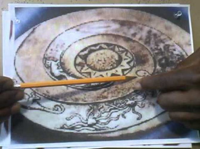 Theo quan sát và đo đạc của các chuyên gia, mỗi đĩa đá có đường kính 22,7 cm và chiều dày 2 cm. Mỗi đĩa cũng có một lỗ tròn hoàn hảo với đường kính 2 cm ở trung tâm. Trên mặt đĩa khắc những vòng rãnh xoắn ốc kèm theo hình ảnh mặt trời, mặt trăng, các ngôi sao, mặt đất, núi, động vật...