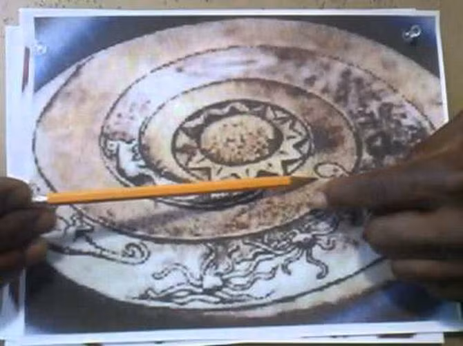 Theo quan sát và đo đạc của các chuyên gia, mỗi đĩa đá có đường kính 22,7 cm và chiều dày 2 cm. Mỗi đĩa cũng có một lỗ tròn hoàn hảo với đường kính 2 cm ở trung tâm. Trên mặt đĩa khắc những vòng rãnh xoắn ốc kèm theo hình ảnh mặt trời, mặt trăng, các ngôi sao, mặt đất, núi, động vật...