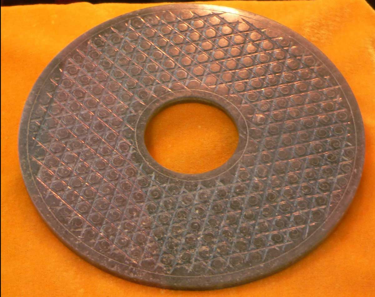 Nhà khảo cổ học Chi Pu Tei phát hiện hàng trăm đĩa đá Dropa vào năm 1937 khi vào vùng núi Kunlun-Kette, Trung Quốc để khảo sát các hang động.