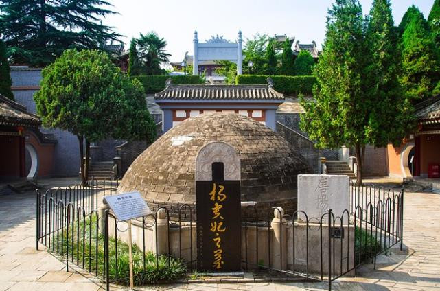 Sau khi tìm được mộ của Dương Quý Phi, các chuyên gia phát hiện điều "lạ" là bên trong chỉ có đồ tùy táng và quan tài trống rỗng, không có bất cứ mảnh xương người nào dù là nhỏ nhất.